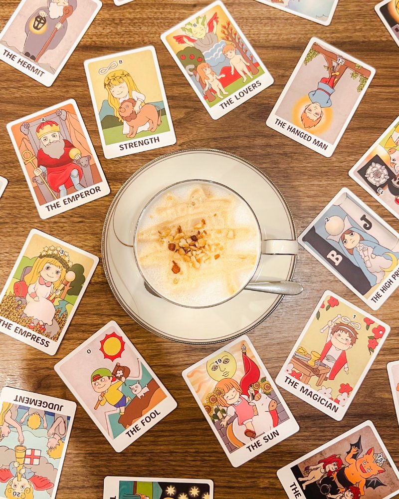 カフェのテーブルに広げたマキアートタロット