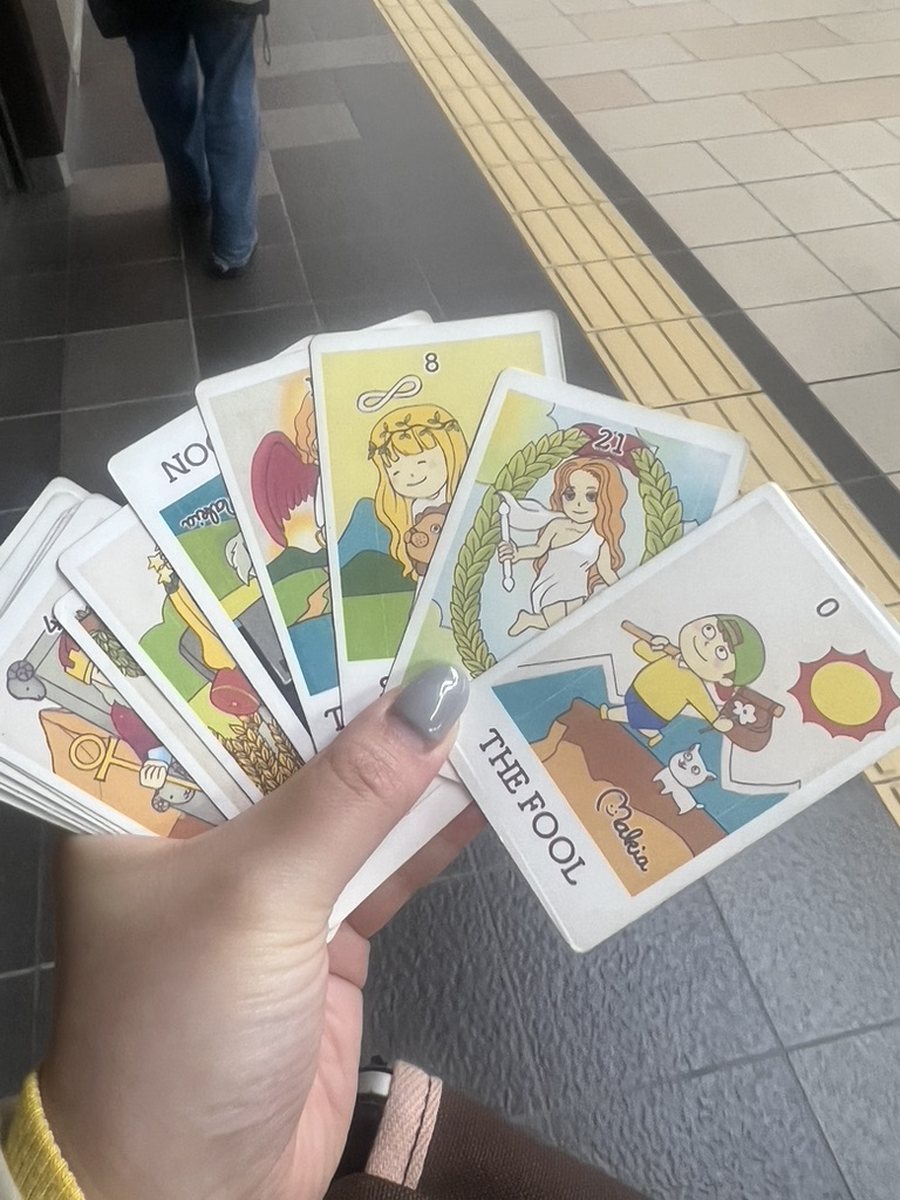 駅で手づくりのタロットカードを扇形に広げているところ