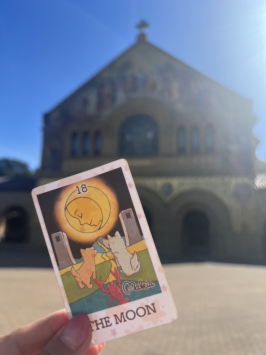 旅先で手づくりの月のカードを持っているところ